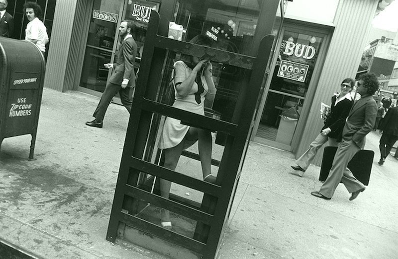 Гарри Виногранд - Женщина в телефонной будке, Нью-Йорк, около 1972 года