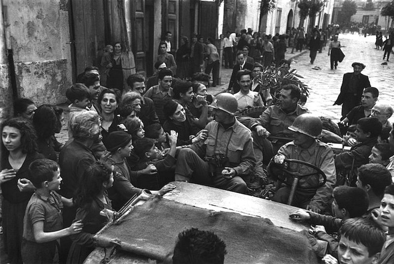 Роберт Капа - Население приветствует американские войска, Неаполь, сентябрь 1943 года