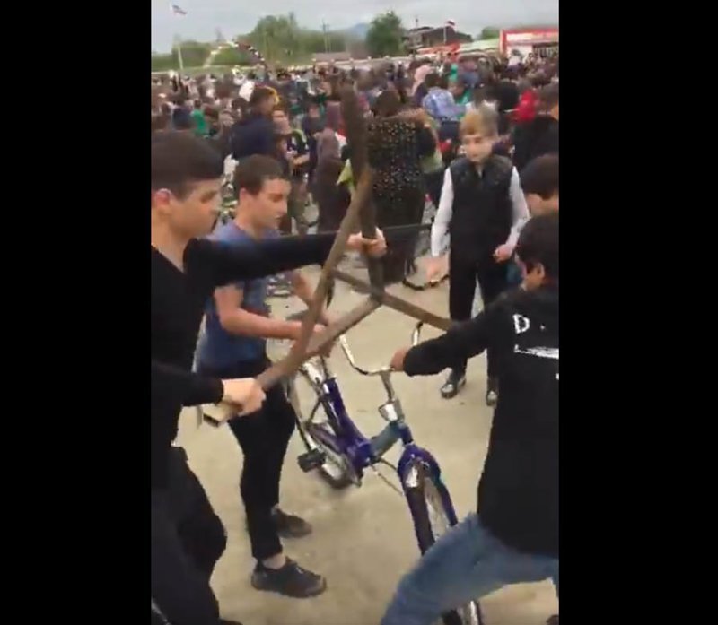 Чеченские подростки превратили раздачу велосипедов в потасовку