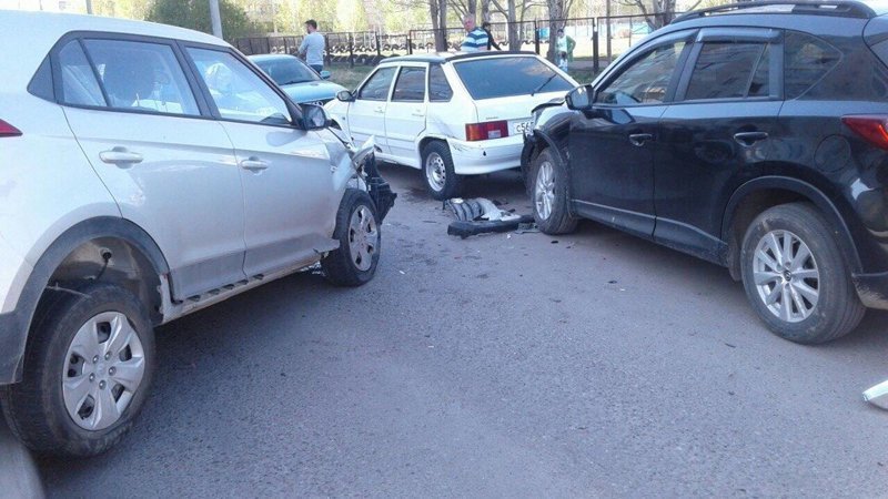 Водитель протаранил десять автомобилей и сбил пешехода: видео