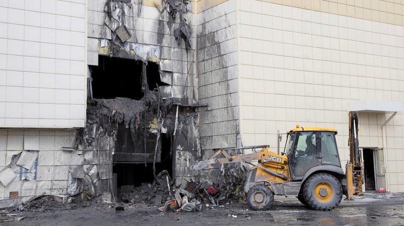 В Кемерове демонтируют "Зимнюю вишню": снос здания в прямом эфире