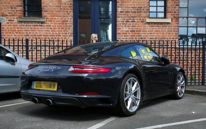 Британцу на Porsche лень показывать разрешение на парковку и он предпочитает получать штрафы