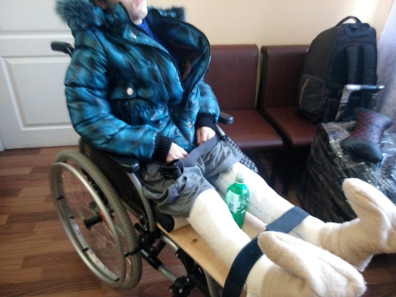 Спинальники. Инвалидная коляска для гипсованной ноги. Детская коляска для сломанной ноги.