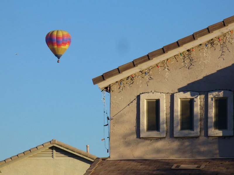 Воздушные шары летят над городом