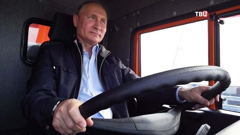 Путин не пристегивался за рулем «КАМАЗа»: липецкий депутат пожаловался на президента генпрокурору