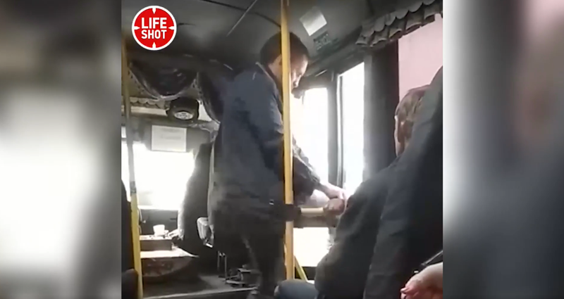 Водитель автобуса вытолкал пассажира из-за грязной одежды: видео