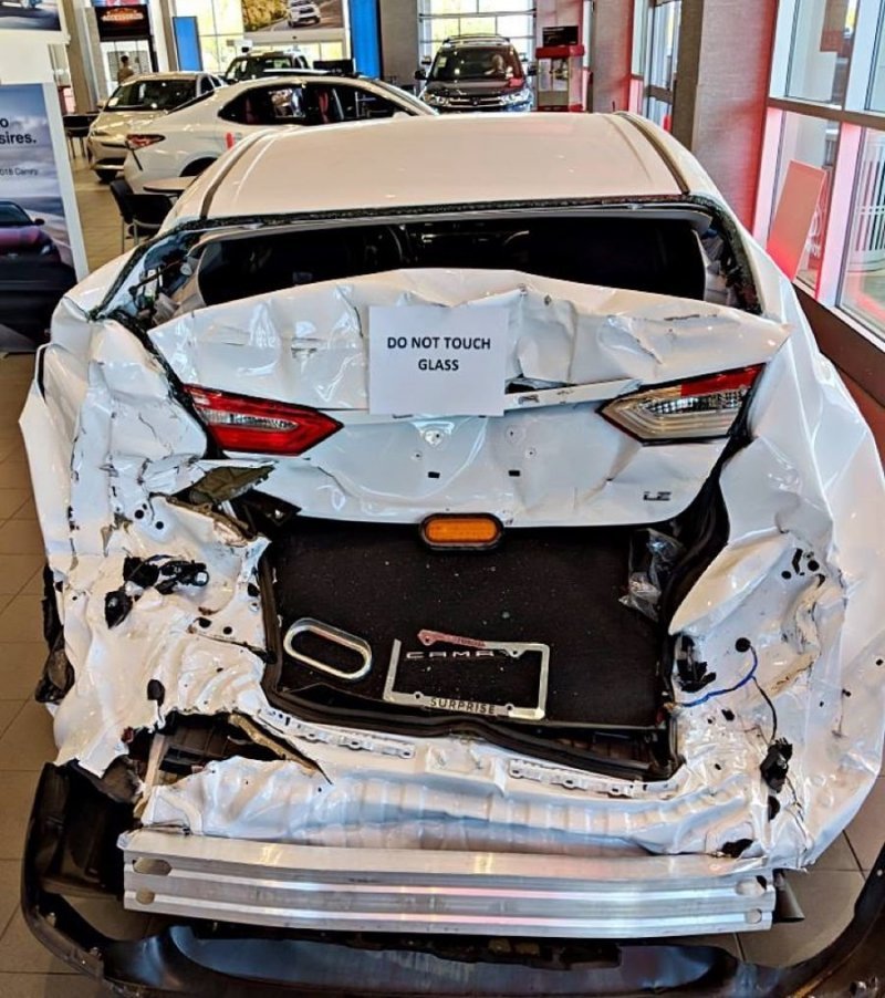 Наглядный пример безопасности: автосалон Toyota выставил в шоу-руме разбитую Camry