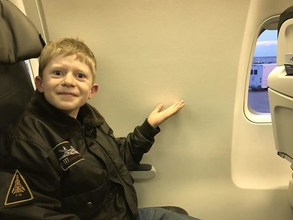 Этому счастливчику забронировали место у окна. А это, между прочим, его первый полет на самолете.