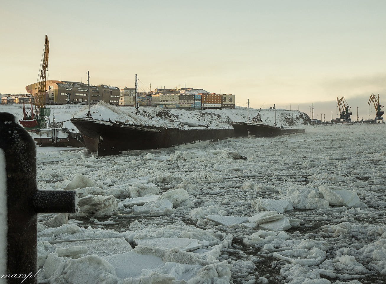 Самый восточный город сибири. Тавайваам Анадырь. Порт Анадырь замерзший. Самый Западный город России. Самый Восточный город России.