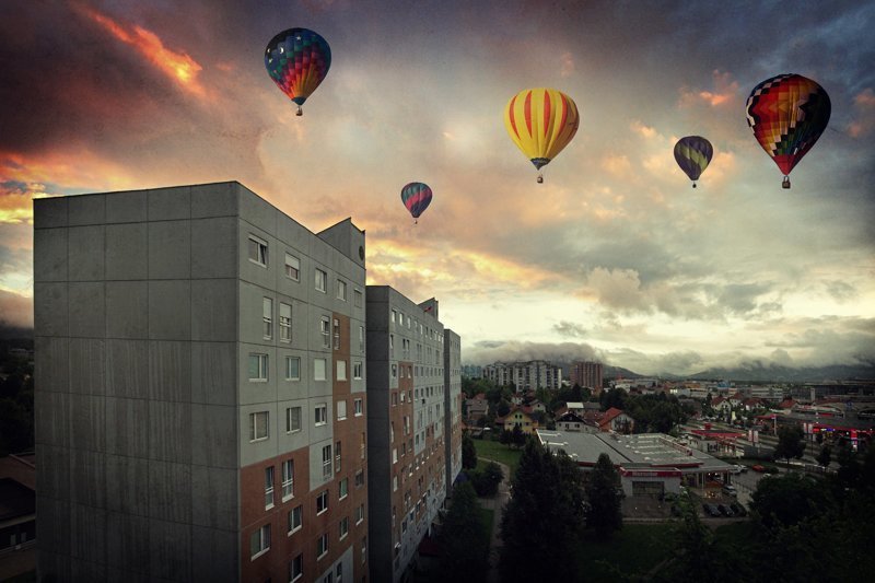 Воздушные шары летят над городом