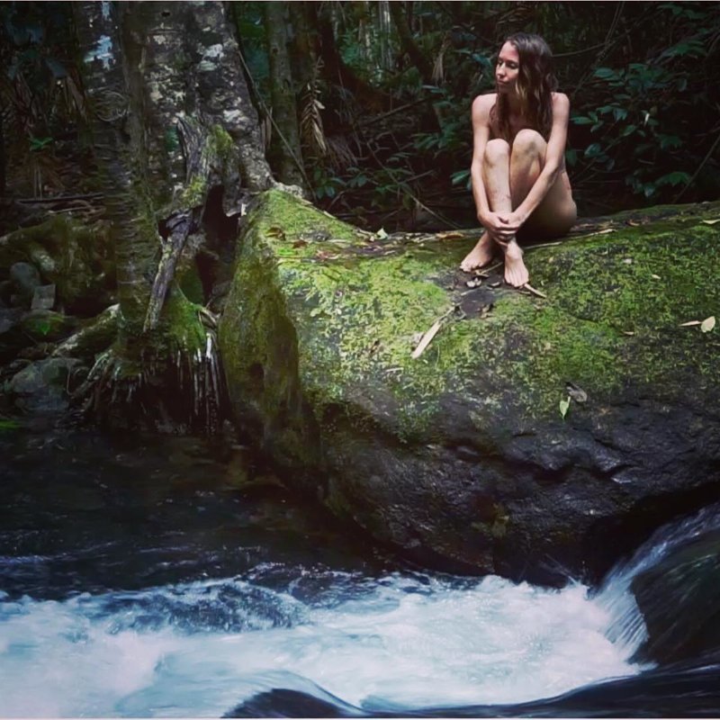 Блогерша переехала в джунгли, чтобы есть фрукты, сохранять природу и ходить голой