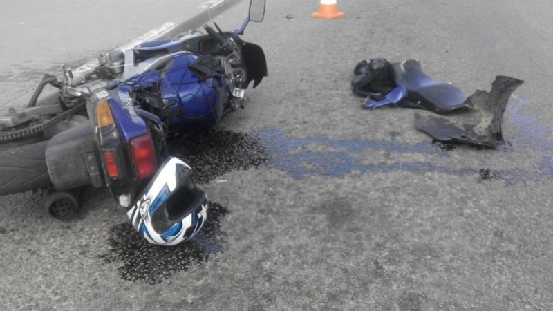 20-летний водитель мотоцикла и его 34-летний пассажир получили травмы, их доставили в больницу.