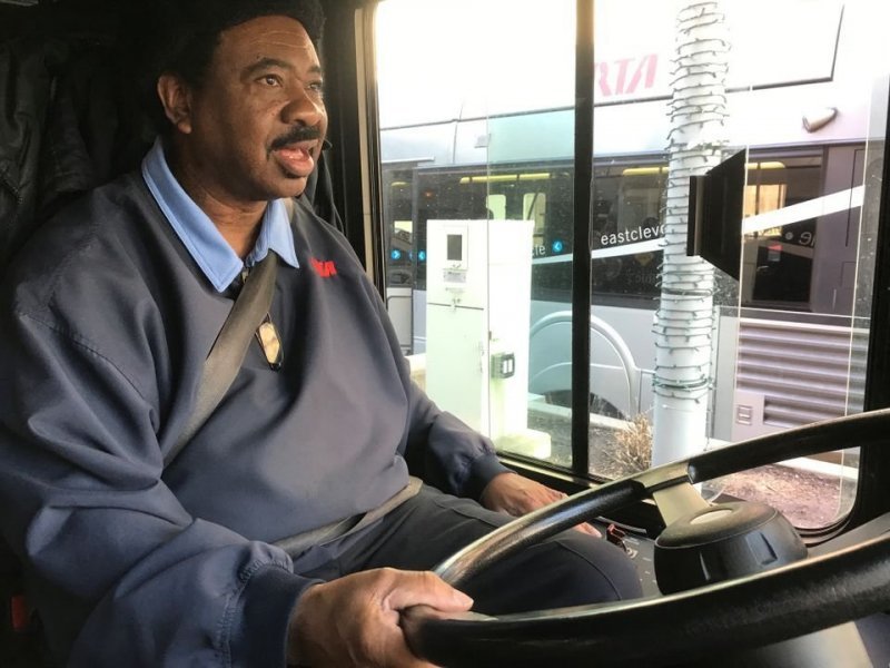 Американский шофёр отработал 40 лет за рулем автобуса без единой аварии