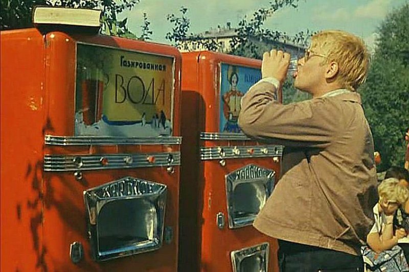 Родители строго запрещали вам пить газировку из автоматов около метро, потому что общественные стаканы передают сифилис! 