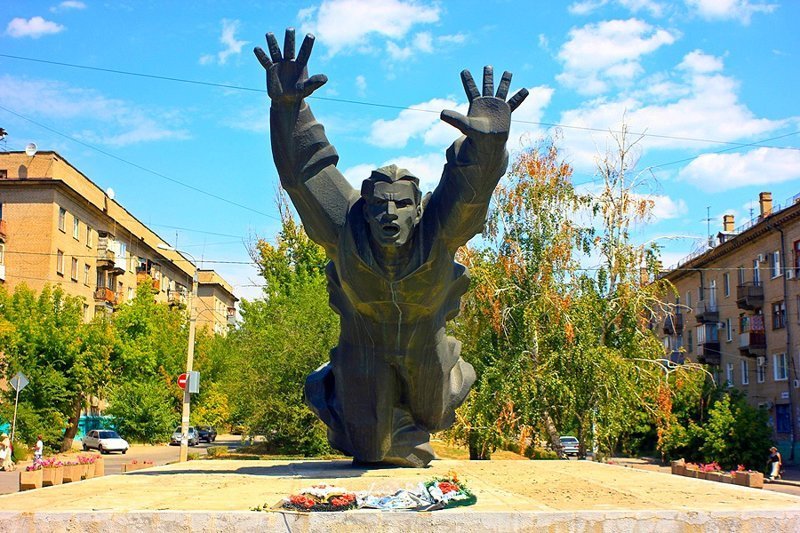 Подвиг морского пехотинца Михаила Паникахи увековечен не только в названии улицы Волгограда , ему посвящен памятник, установленный в районе завода «Красный Октябрь» 