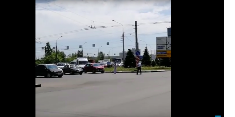 В Волгограде ДПС задержал "Скорую" из-за кортежа губернатора: видео