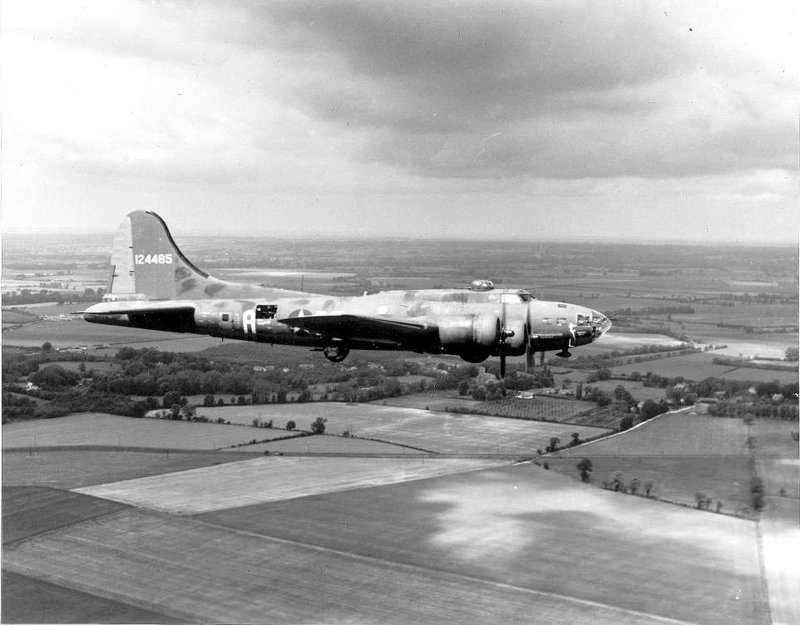Memphis Belle, выпущенный в июле 1942 года, в октябре того же года прибыл на свое постоянное место дислокации на авиабазу RAF Bassingbourn, Англия