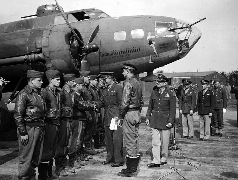 Американский генерал Джейкоб Диверс приветствует экипаж Memphis Belle