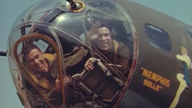 Команда легендарного бомбардировщика на съемках документального фильма "Мемфисская красотка: история летающей крепости"