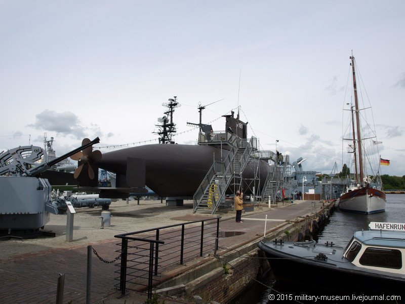 Пл смотрим. Wilhelmshaven порт. Вильгельмсхафен Германия. Вильгельмсхафен музей морской орудие Тирпиц. База подводных лодок в Вильгельмсхафене.