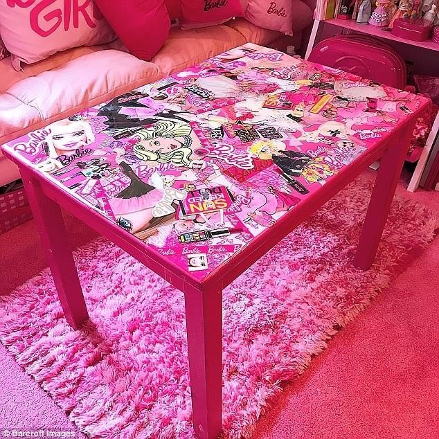 36-летняя фанатка Барби превратила свою квартиру в кукольный домик