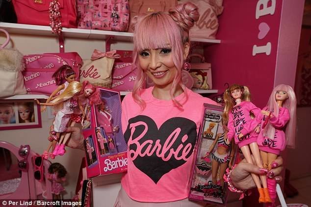 Азуса признает, что ее коллекция Барби далеко не самая большая в мире - она насчитывает 222 куклы и стоит примерно 80 тысяч долларов.