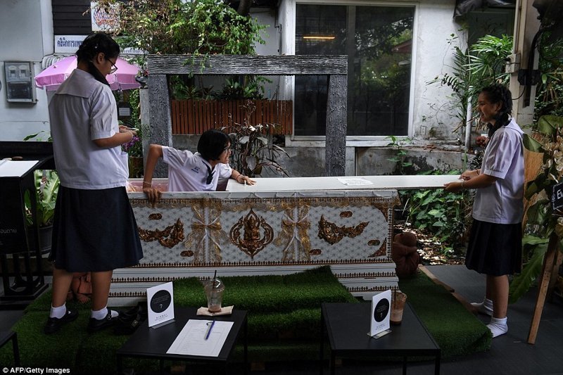 Помни о смерти: посетителям кафе дают скидку за то, что они полежат в гробу