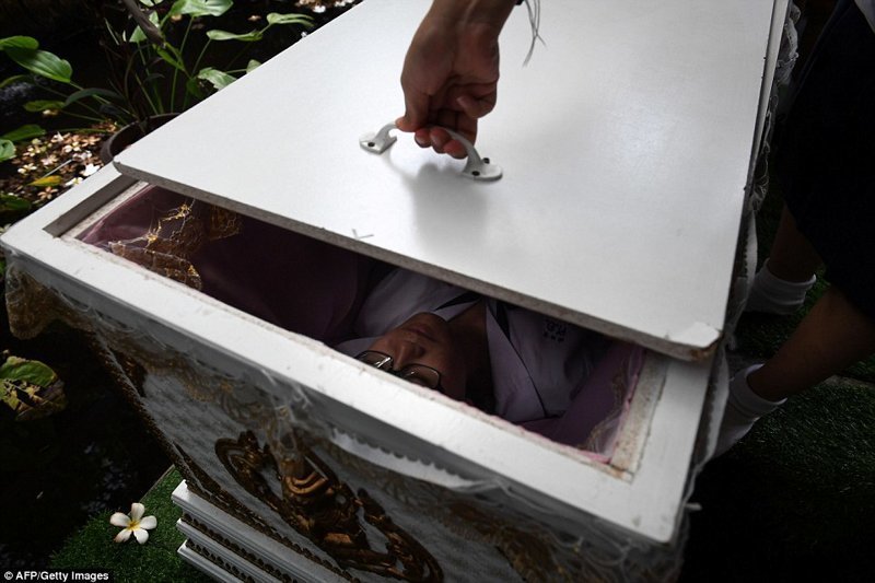 Помни о смерти: посетителям кафе дают скидку за то, что они полежат в гробу