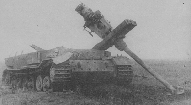 Немецкая САУ «Фердинанд» 653-го батальона, уничтоженная прямым попаданием бомбы с бомбардировщика Пе-2 на Курской дуге 15 июля 1943 года 