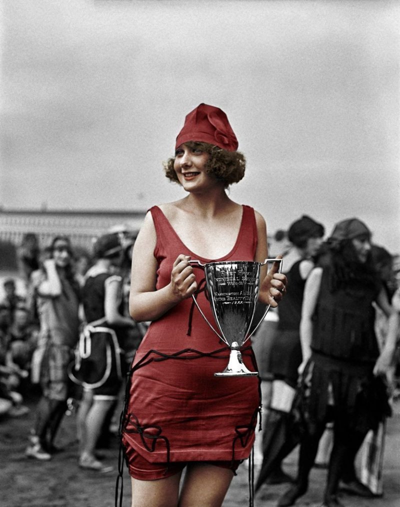Анна Нейбель со своим кубком победительницы конкурса Washington Tidal Basin. 1922