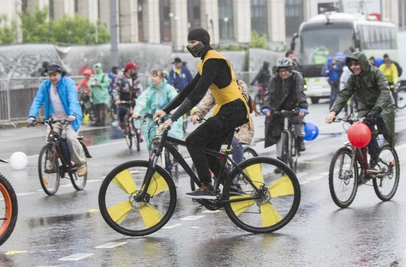 Ударим велопробегом по непогоде: В Москве прошел ежегодный велопарад