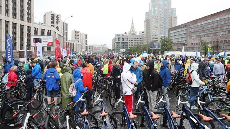 Ударим велопробегом по непогоде: В Москве прошел ежегодный велопарад