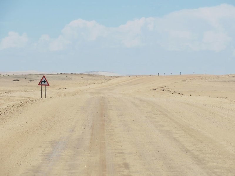 Одинокие дорожные знаки Намибии - кусочек цивилизации среди пустынных пейзажей