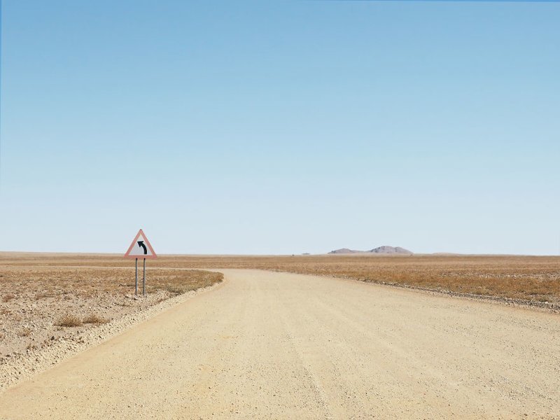 Одинокие дорожные знаки Намибии - кусочек цивилизации среди пустынных пейзажей
