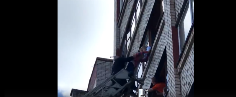 Ребенок провисел на балконе 25 минут, пока его не спасли: видео