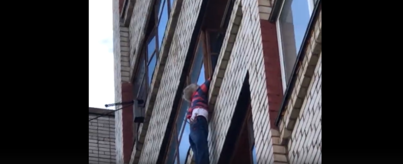 Ребенок провисел на балконе 25 минут, пока его не спасли: видео