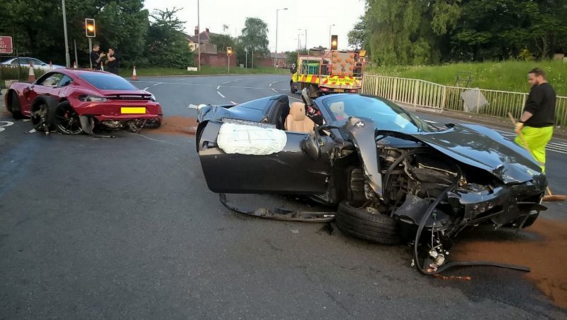 В Англии водители разбили два дорогих автомобиля и сбежали с места ДТП