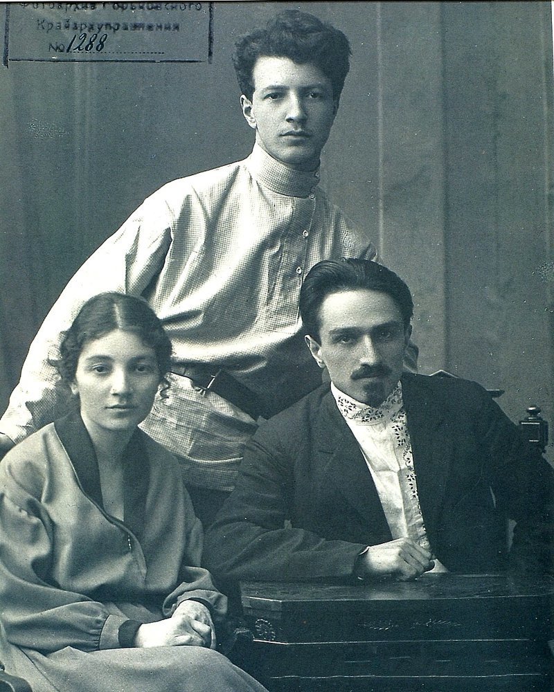 Анастас Микоян с семьей. 1921.