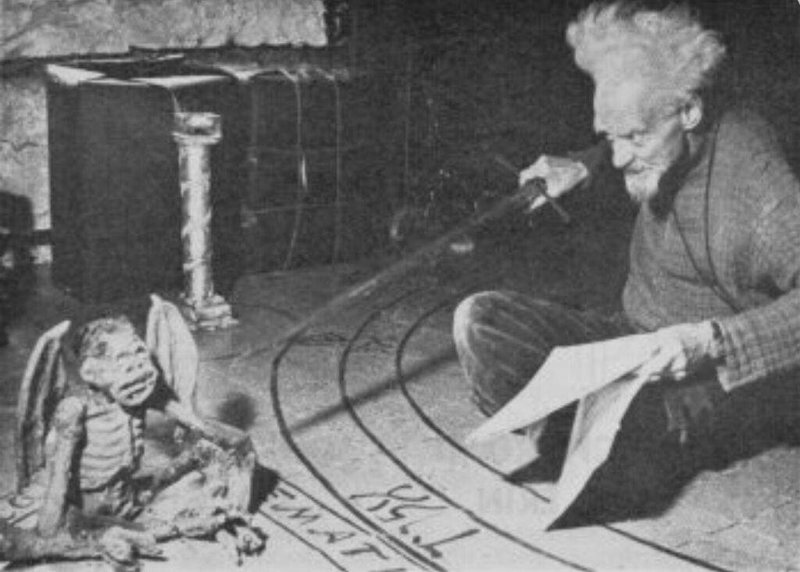 5. Джеральд Гарднер практикует викканский ритуал с использованием мумифицированной обезьяны, Лондон, 1952 год