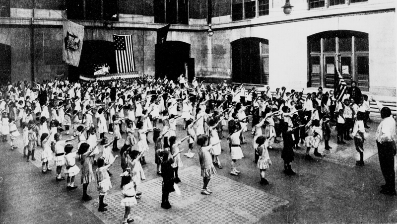 6. Американские школьники приветствуют государственный флаг США, выполняя "салют Беллами", 1915 год