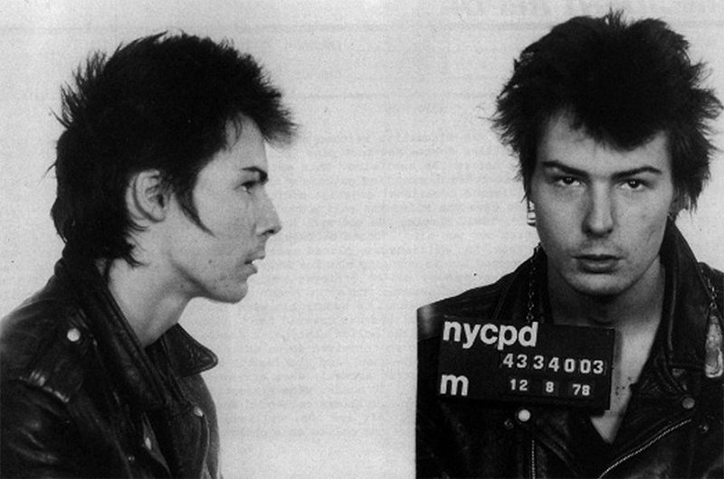 Сид Вишес, бас-гитарист “The Sex Pictols”. 1978 год. Арестован по обвинению в убийстве.