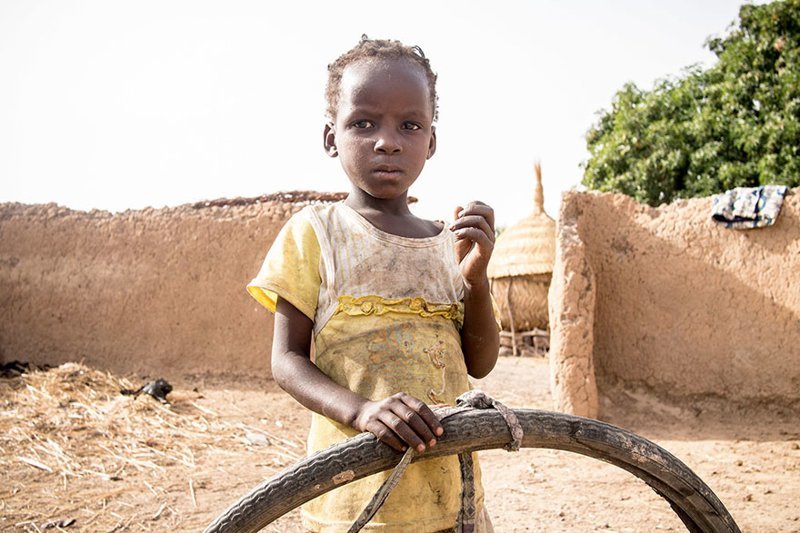 У этой девочки из Буркина-Фасо, чья семья в месяц тратит $29, любимой игрушкой является старая покрышка