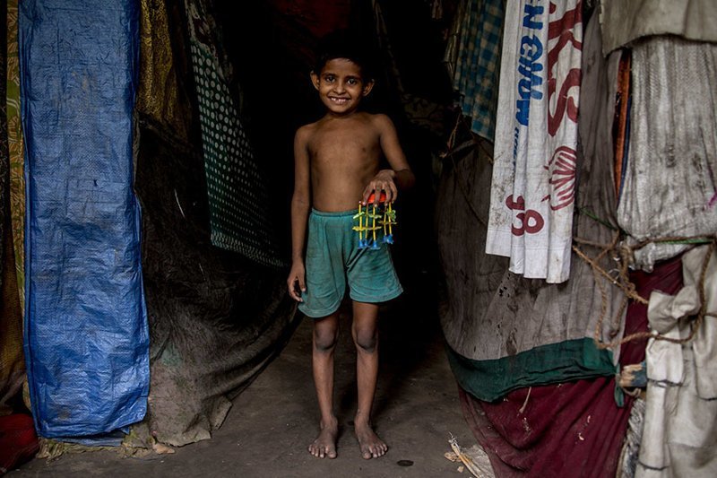 Индийский мальчик — в месяц на семью тратят $31 — и его необычная пластиковая игрушка в мире, дети, игрушка, люди, страны