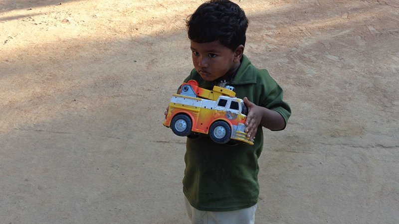 В индийском доме, где в месяц на семью уходит $245, любимой игрушкой является игрушечный грузовик в мире, дети, игрушка, люди, страны