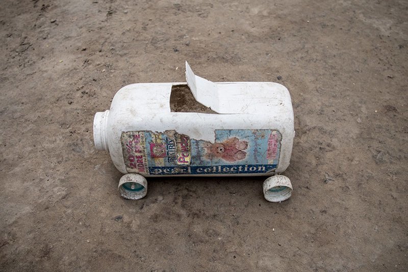 В гаитянском доме, где в месяц на семью тратят $39, любимой игрушкой выступает машина, изготовленная из пластиковых отходов
