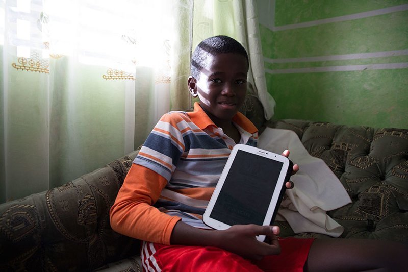 В кенийском доме, где в месяц на семью тратят $3268, любимой игрушкой является планшет