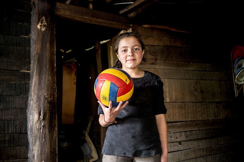 В колумбийском доме, где в месяц на семью тратят $123, любимой игрушкой является волейбольный мяч