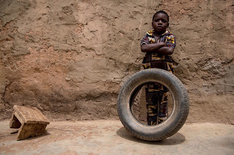 В доме, расположенном в Буркина-Фасо, где в месяц на семью тратят $54, любимой игрушкой является автомобильная покрышка