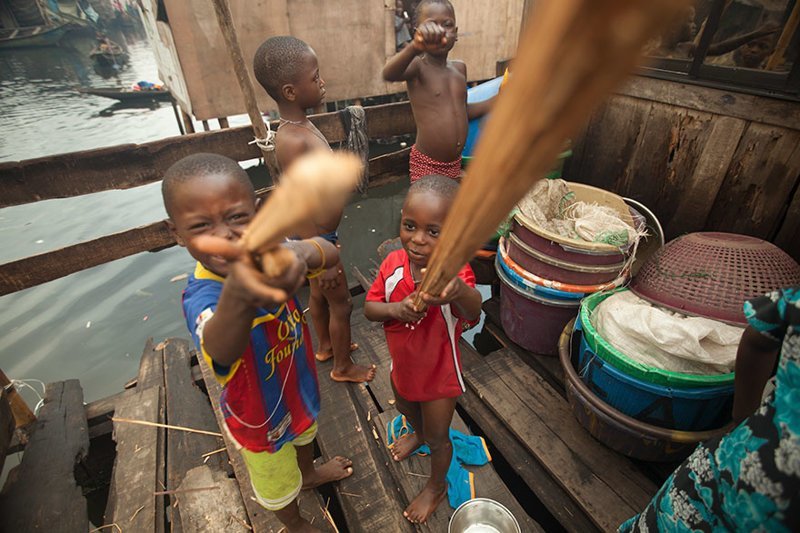 В нигерийском доме, где в месяц на семью тратят $124, любимыми игрушками являются деревянные палки