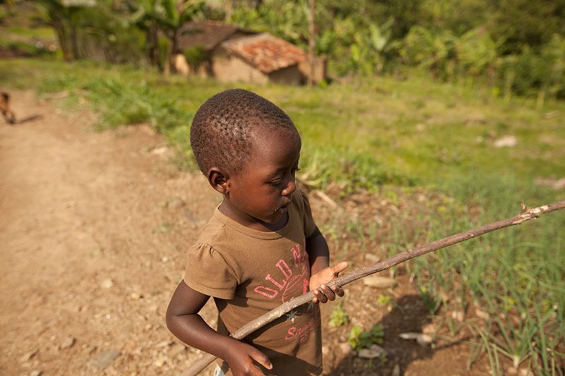 В руандийском доме, где в месяц на семью уходит $251, любимая игрушка — это палка
